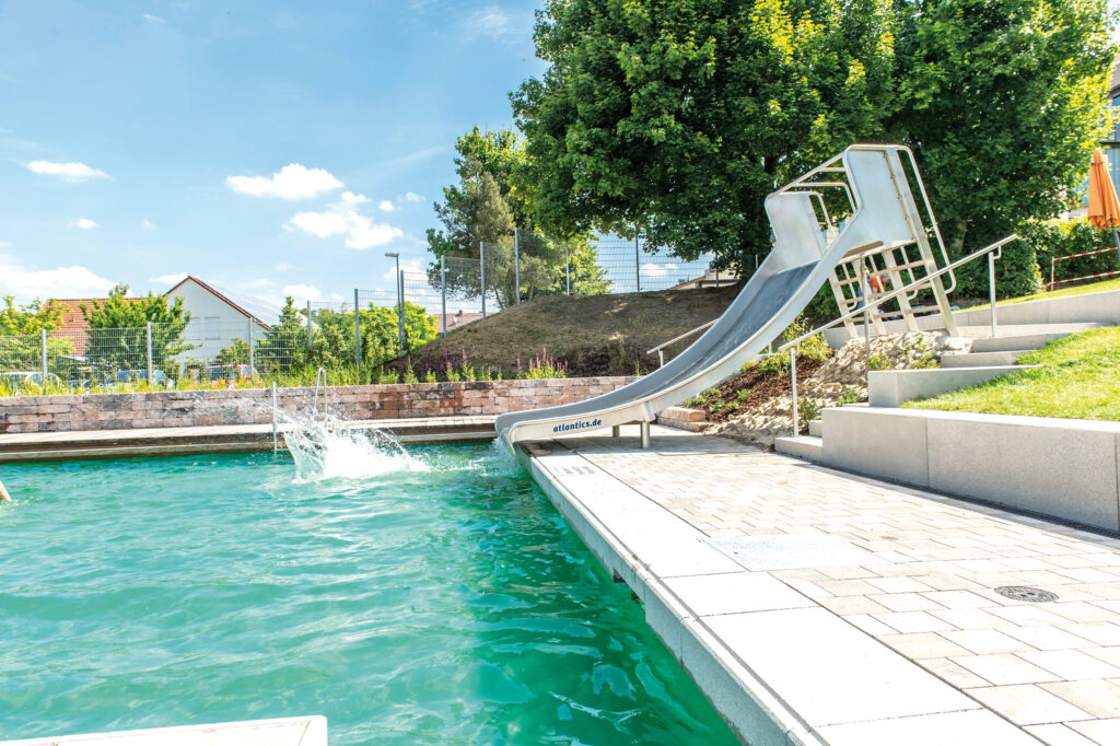 Escorrega de aço inoxidável atlantics no Freibad Aura no Saale, escorrega de piscina, escorrega aquático, escorrega largo