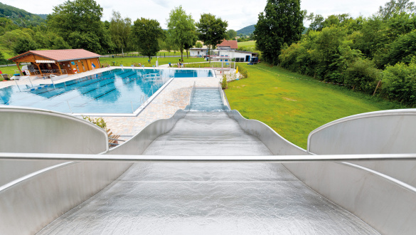 Edelstahl Wasserrutsche mit Landebecken im Freibad Biebergemünd