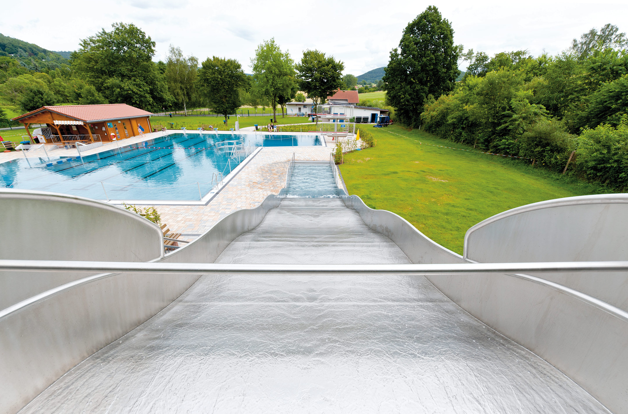 Edelstahl Wasserrutsche mit Landebecken im Freibad Biebergemünd