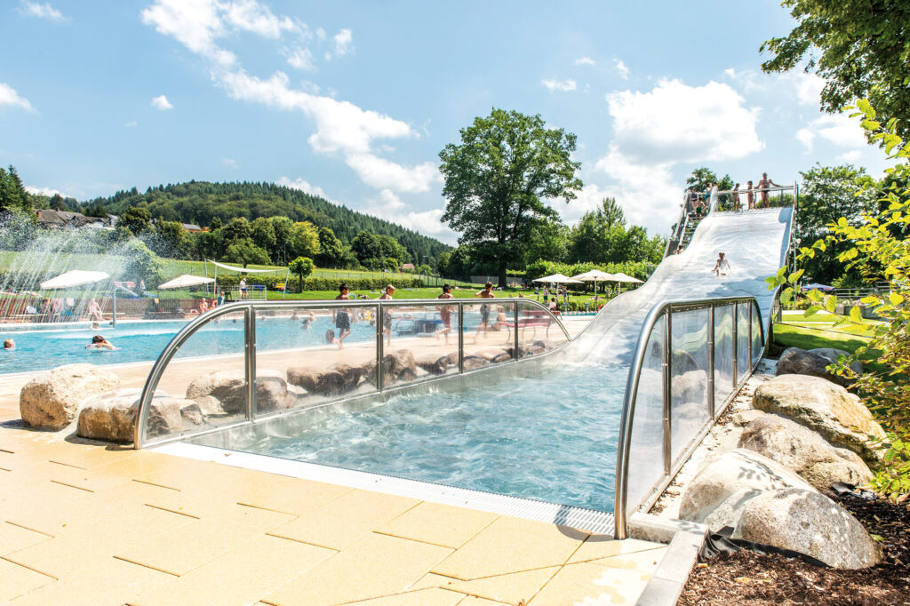 Escorrega de aço inoxidável atlantics Freibad Seelbach, escorrega aquático com piscina de aterragem, Kastenrutsche