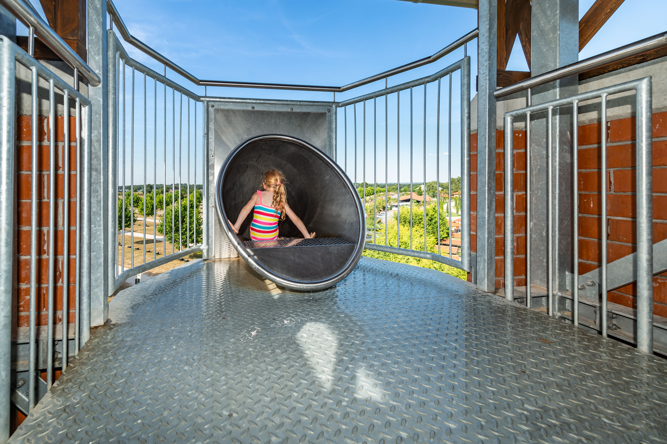 atlantics Edelstahlrutsche Freizeitpark Irrland, Flughafenfeuerwehr in Kevelaer, ID 158013, Kind am Start, Halbschalenwasserrutsche, Wasserrutsche