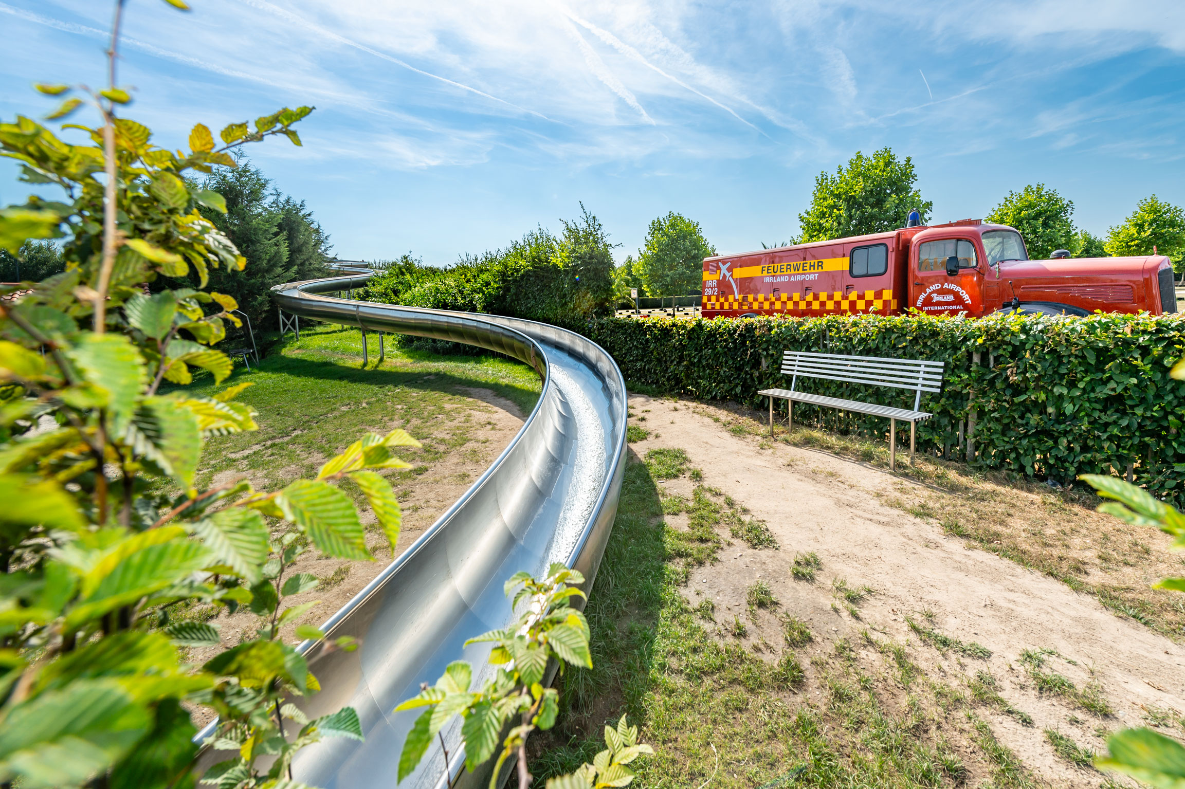 atlantics_edelstahlrutschen_freizeitpark-irrland-flughafenfeuerwehr_kevelar_wasser_landebecken_158013 Halbschale