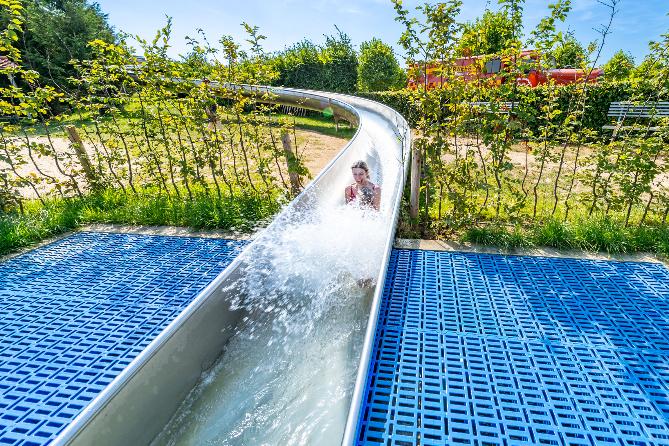 atlantics_edelstahlrutschen_freizeitpark-irrland-flughafenfeuerwehr_kevelar_wasser_landebecken Kind