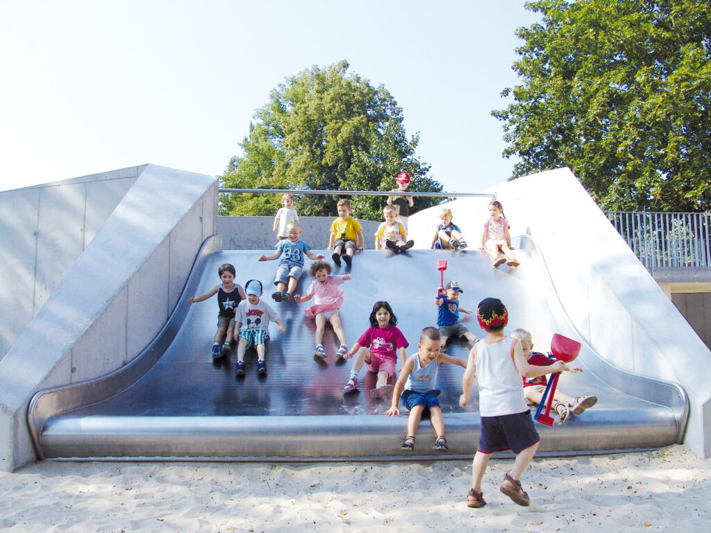 atlantics_edelstahlrutschen_griechische-allee_berlin-berlin-_breit_kasten_spielplatz_066182