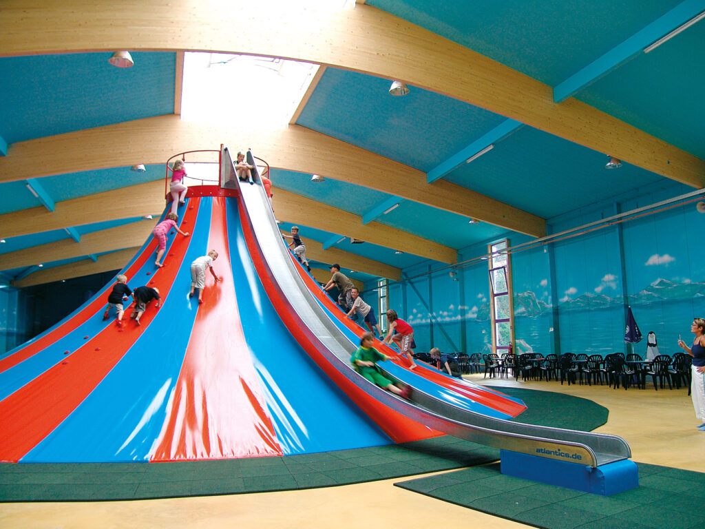 Kind in atlantics Edelstahlrutsche Indoor-Spielparadies Hörstel, Kastenrutsche, Indoorrutsche