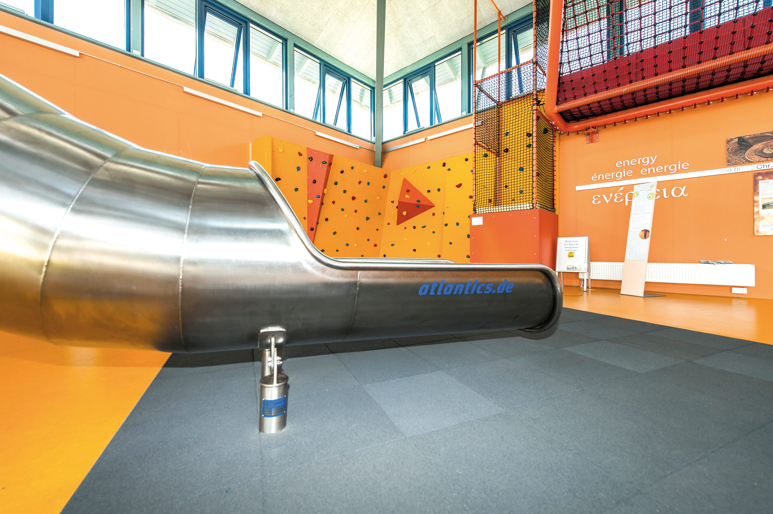 atlantics Edelstahlrutsche Jufa Hotel Jülich in Nordrhein-Westfalen, Indoorrutsche, Tunnelrutsche mit Bullaugen