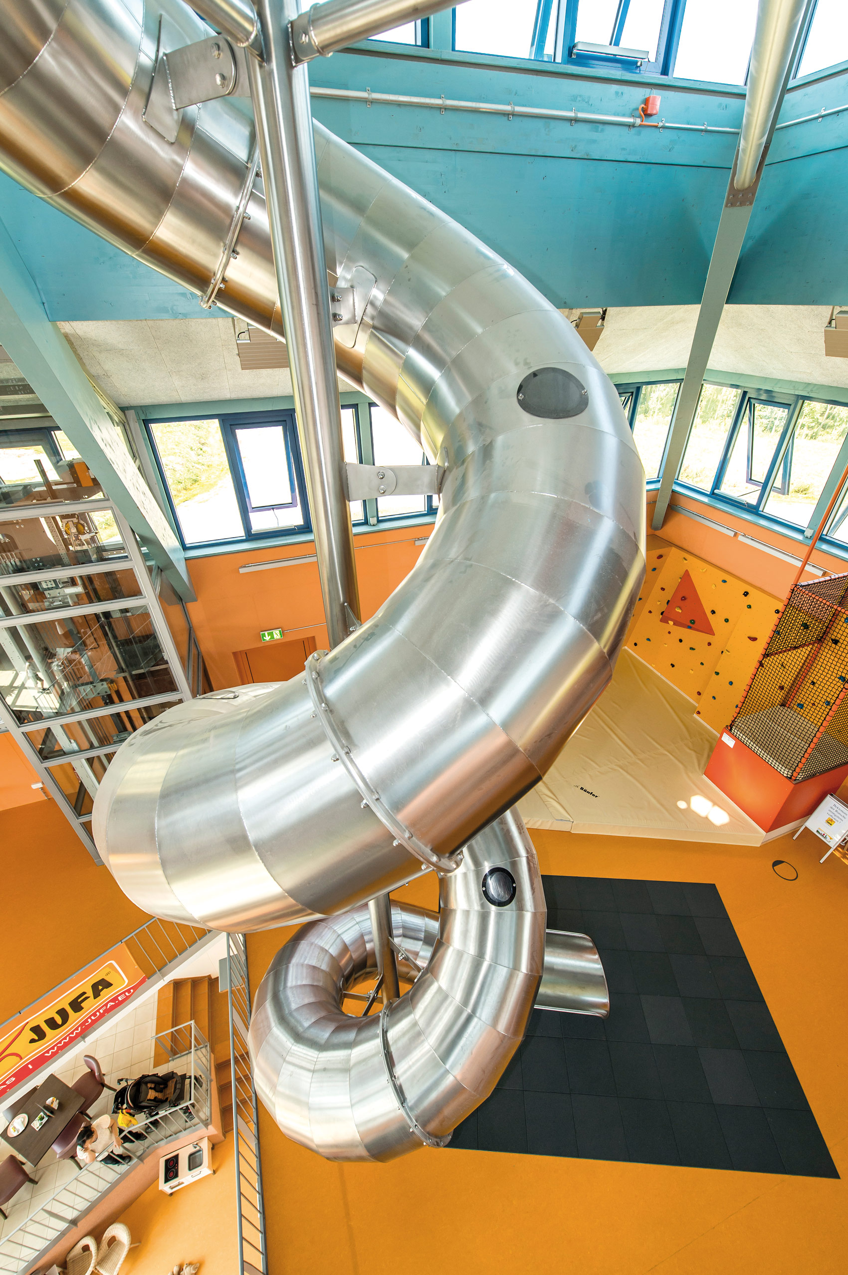 atlantics Edelstahlrutsche Jufa Hotel Jülich in Nordrhein-Westfalen, Indoorrutsche, Tunnelrutsche mit Bullaugen