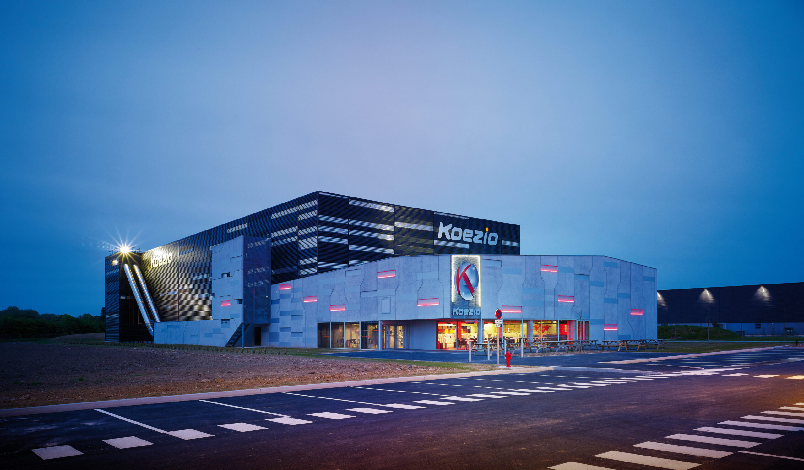 atlantics Doppel-Edelstahlrutschen an der Indoor-Aktivhalle Koezio in in Lieusaint in Frankreich, Tunnelrutsche