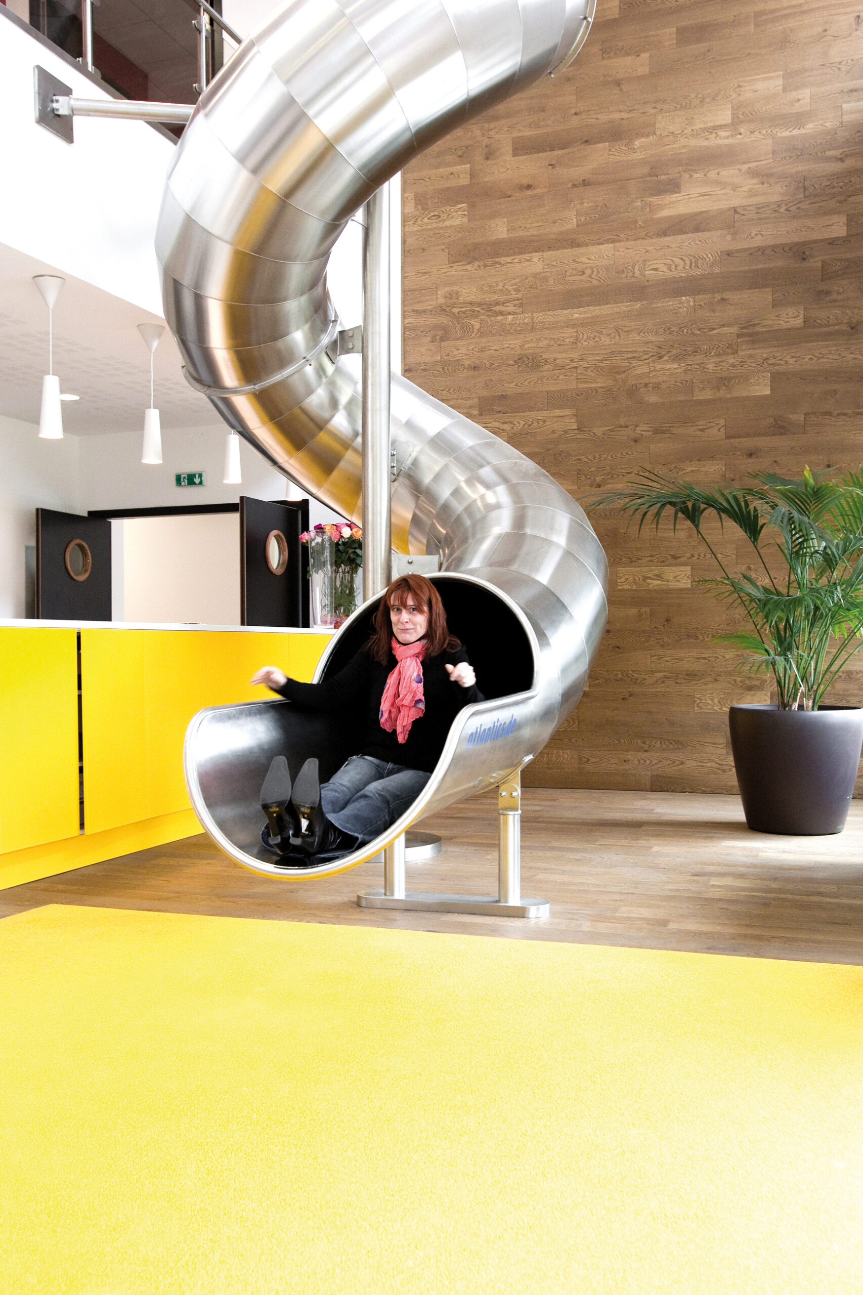 atlantics Edelstahlrutschen bei der Firma Linkbynet in Saint-Denis in Frankreich, Bürorutsche, Tunnelrutsche, Spiralrutsche, Röhrenrutsche