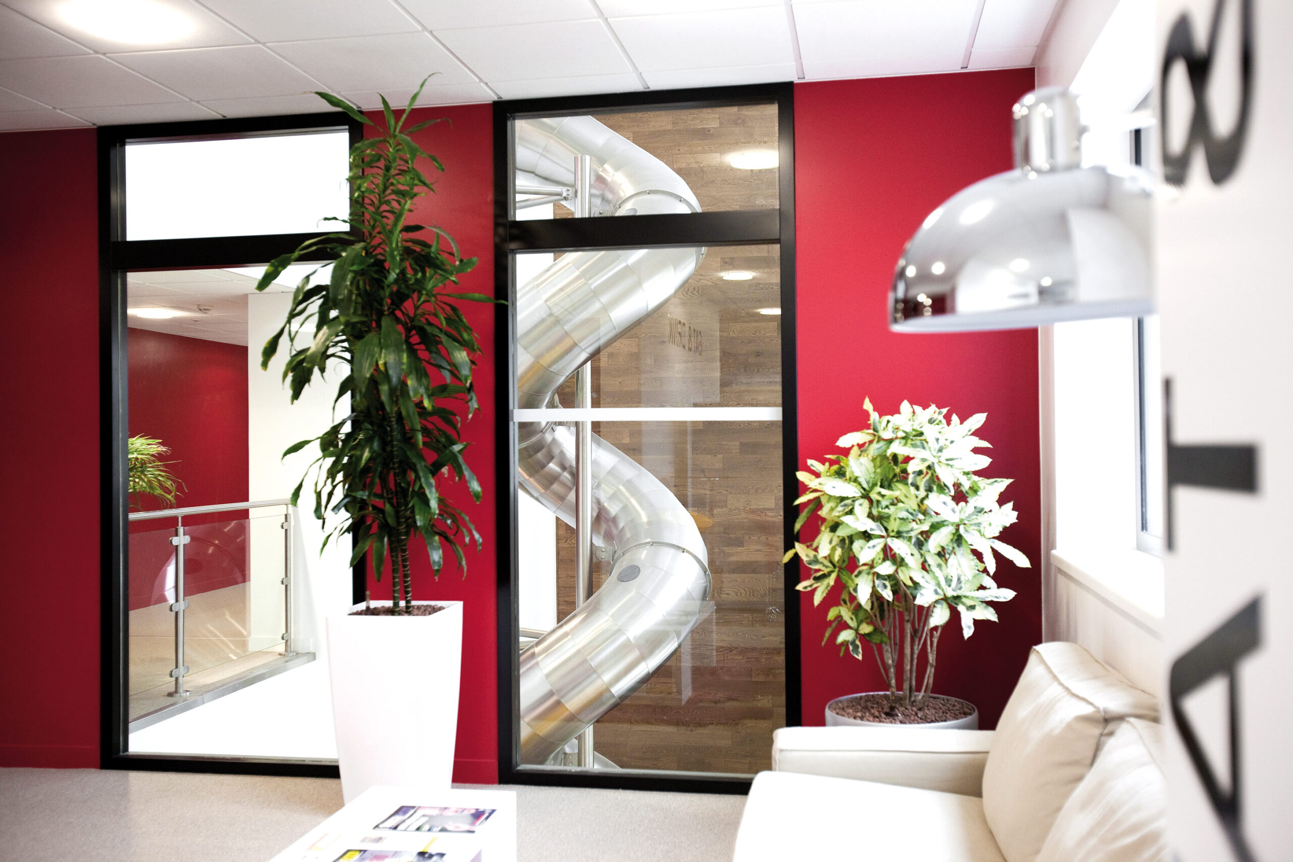 atlantics Edelstahlrutschen bei der Firma Linkbynet in Saint-Denis in Frankreich, Bürorutsche, Tunnelrutsche, Spiralrutsche, Röhrenrutsche