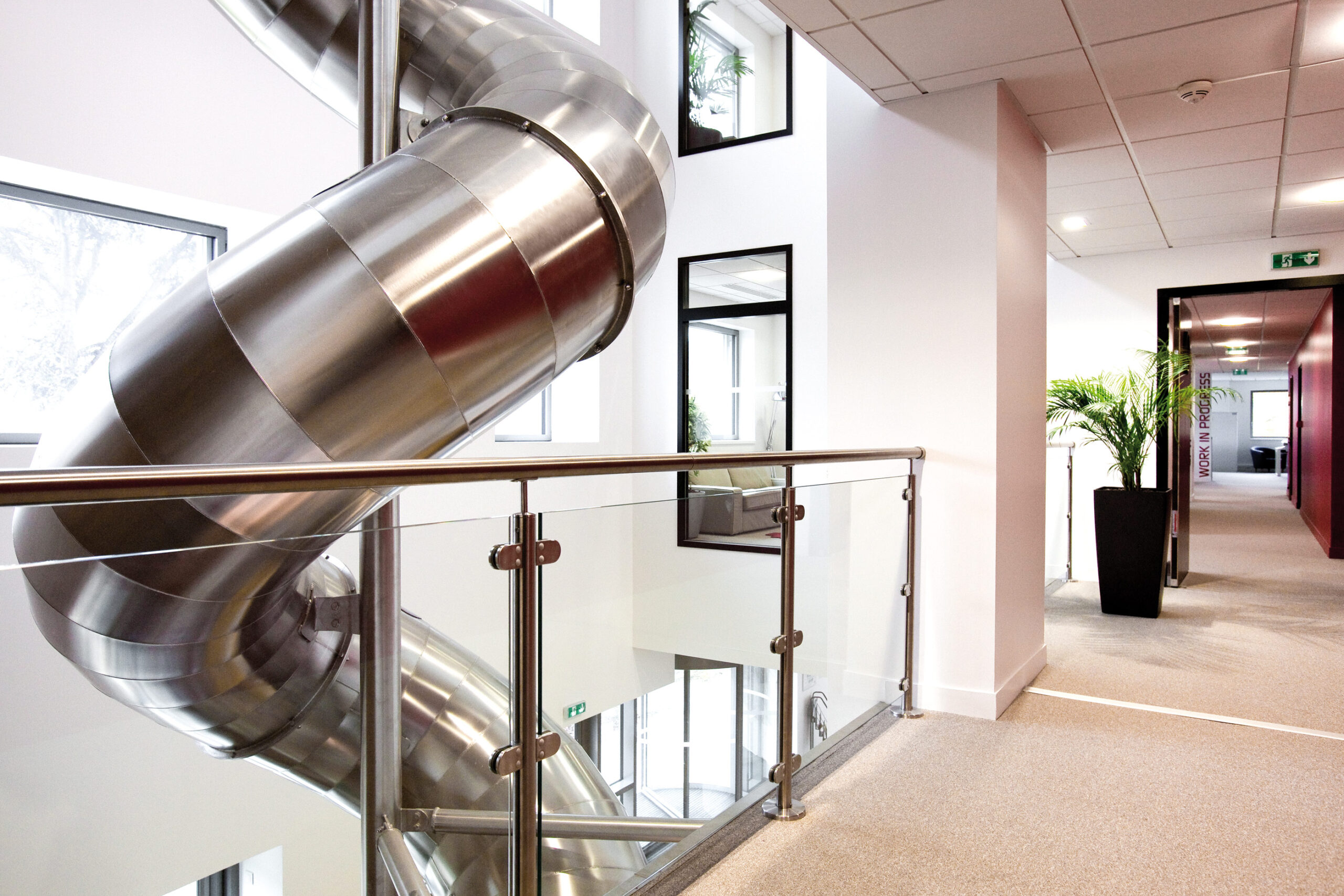 atlantics Edelstahlrutschen bei der Firma Linkbynet in Saint-Denis in Frankreich, Bürorutsche, Tunnelrutsche, Spiralrutsche, Röhrenrutsche