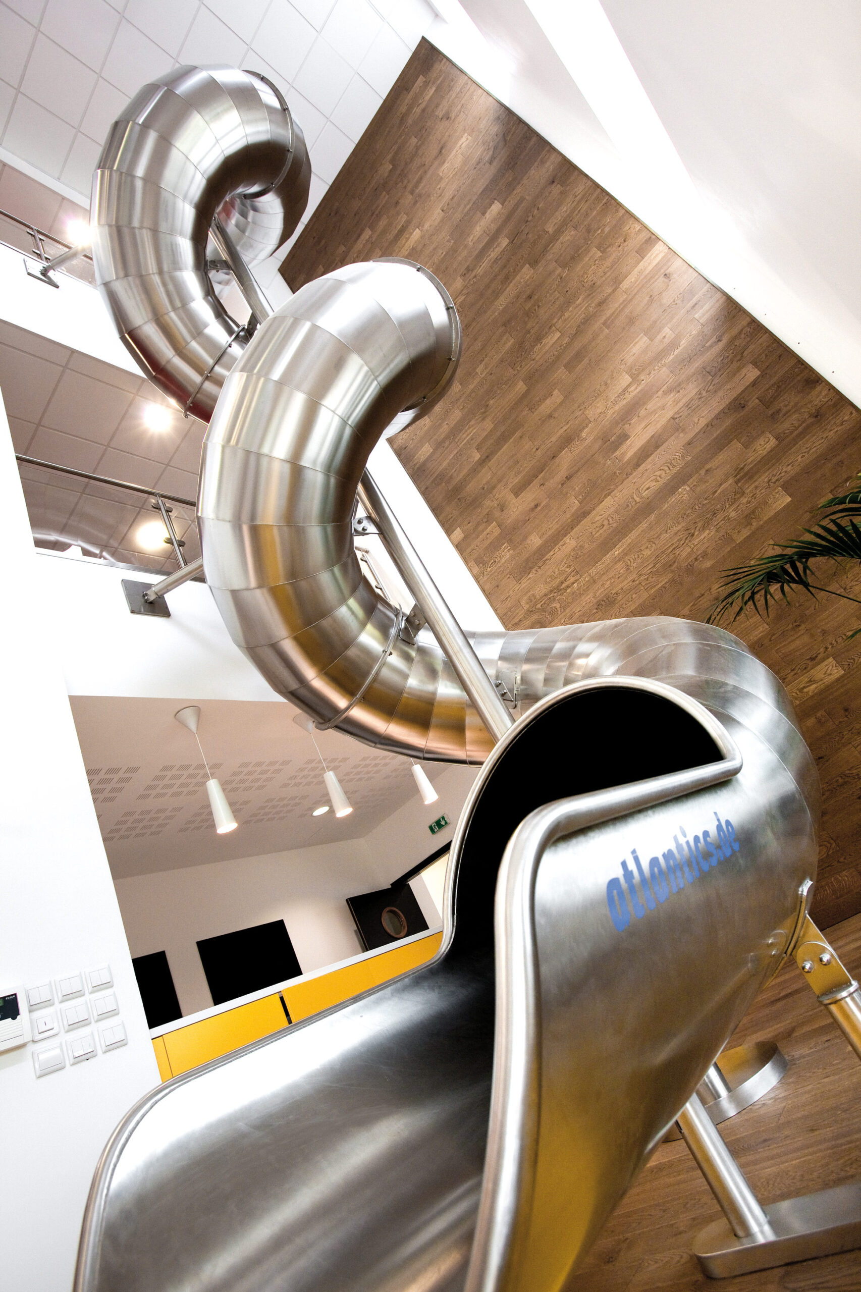 atlantics Edelstahlrutschen bei der Firma Linkbynet in Saint-Denis in Frankreich, Bürorutsche, Tunnelrutsche, Spiralrutsche, Röhrenrutsche