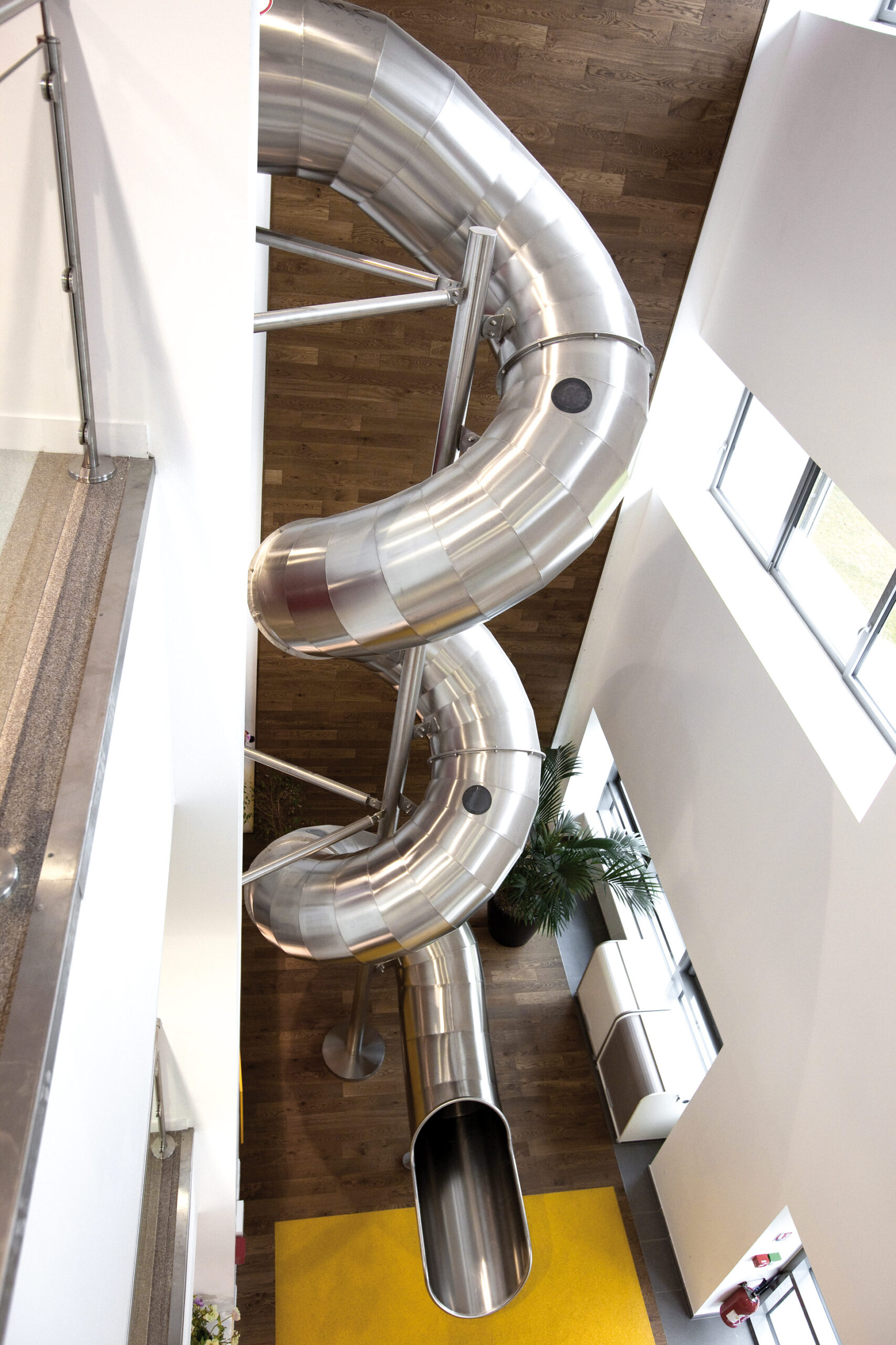 atlantics Edelstahlrutschen bei der Firma Linkbynet in Saint-Denis in Frankreich, Bürorutsche, Tunnelrutsche, Spiralrutsche, Röhrenrutsche