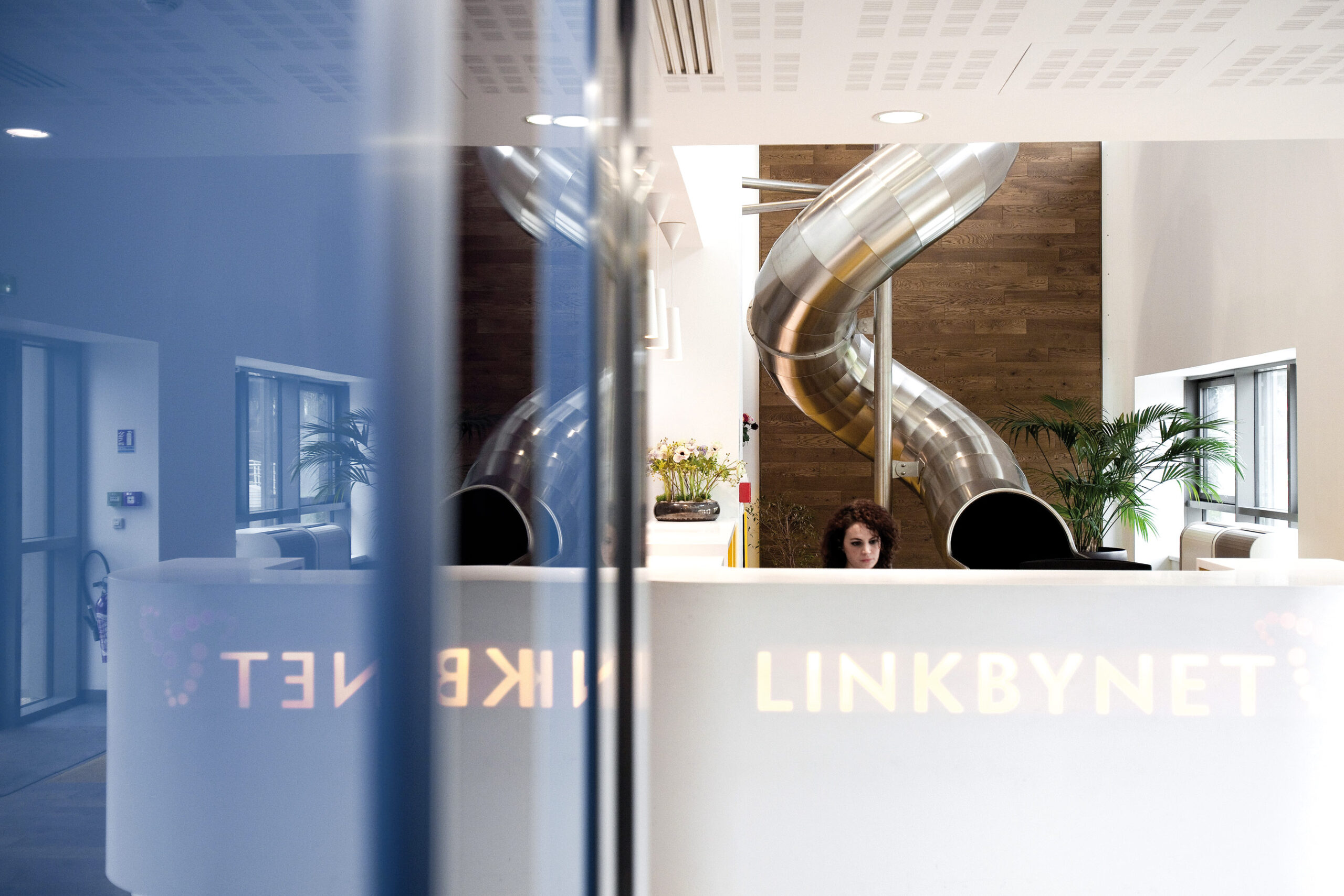 atlantics Edelstahlrutschen bei der Firma Linkbynet in Saint-Denis in Frankreich, Bürorutsche, Tunnelrutsche, Spiralrutsche, Röhrenrutsche