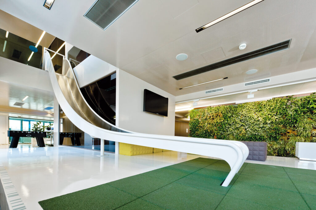 Toboggan en acier inoxydable atlantics chez Microsoft à Vienne en Autriche, toboggan de bureau, toboggan caisson, toboggan intérieur