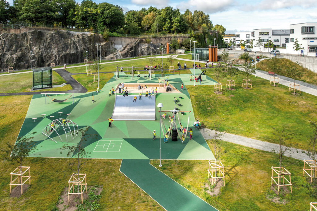 Scivolo da parco giochi in acciaio inox atlantics, scivolo largo, scivolo su pendio, scivolo a cassone - Monsungatan a Göteborg, Svezia