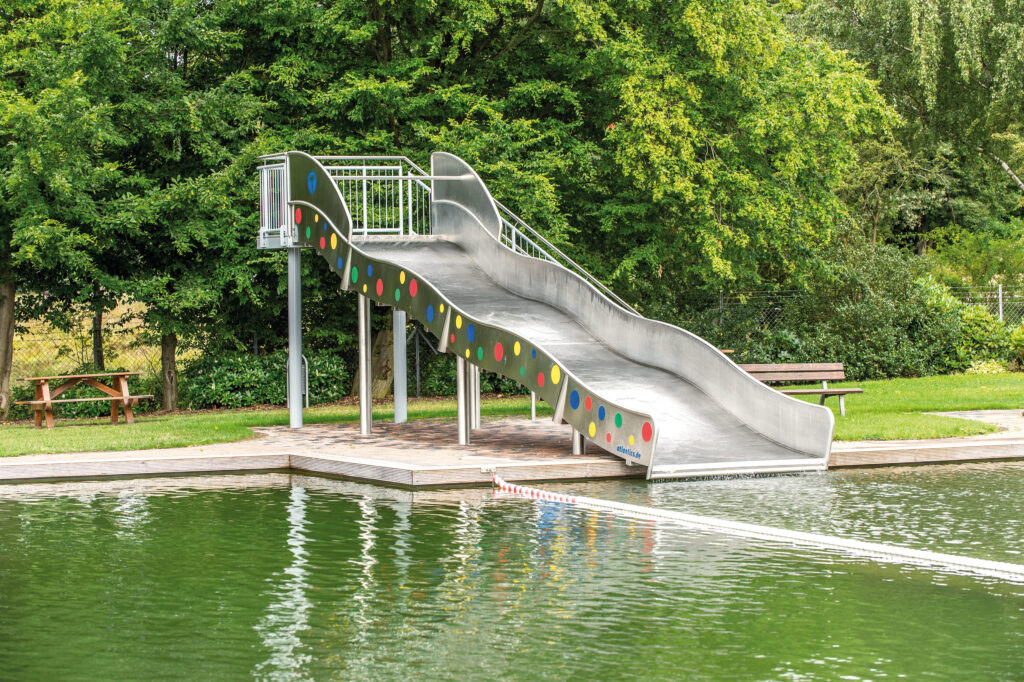 Escorrega de aço inoxidável atlantics no Balneário Natural de Brockhöfe, escorrega de água largo, escorrega de água, escorrega de ondas, Kastenwasserrutsche