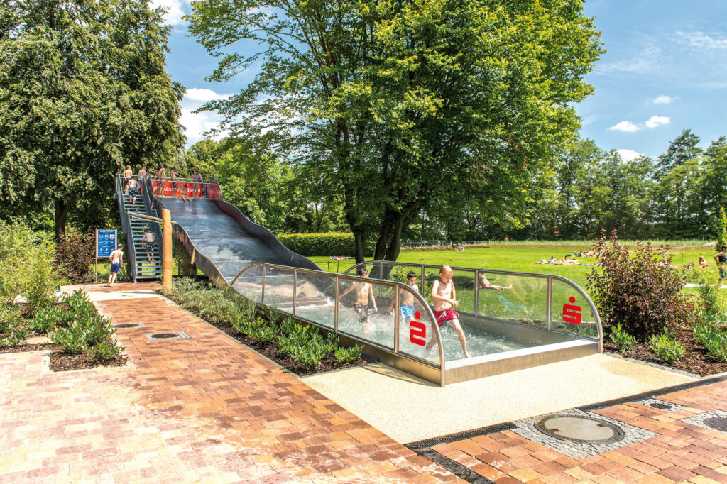 Escorrega em aço inoxidável atlantics no Parkbad Versmold, escorrega aquático com tanque de aterragem, escorrega de ondas, Kastenrutsche, escorrega aquático largo