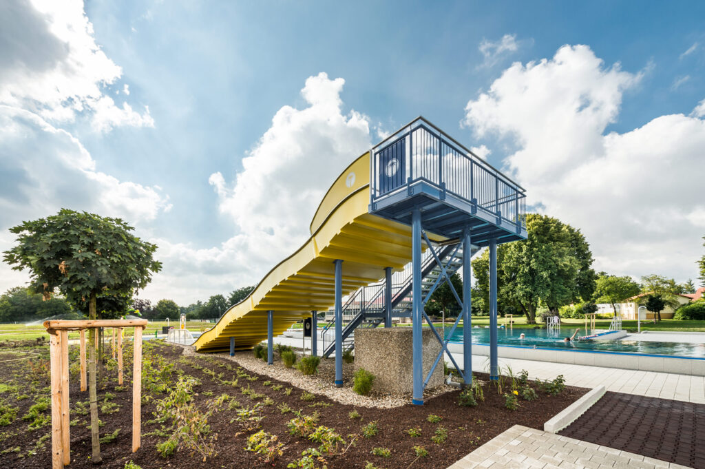 Escorrega em aço inoxidável atlantics no Freibad Hofheim em Hessen, escorrega de água com piscina de aterragem, Kastenwasserrutsche