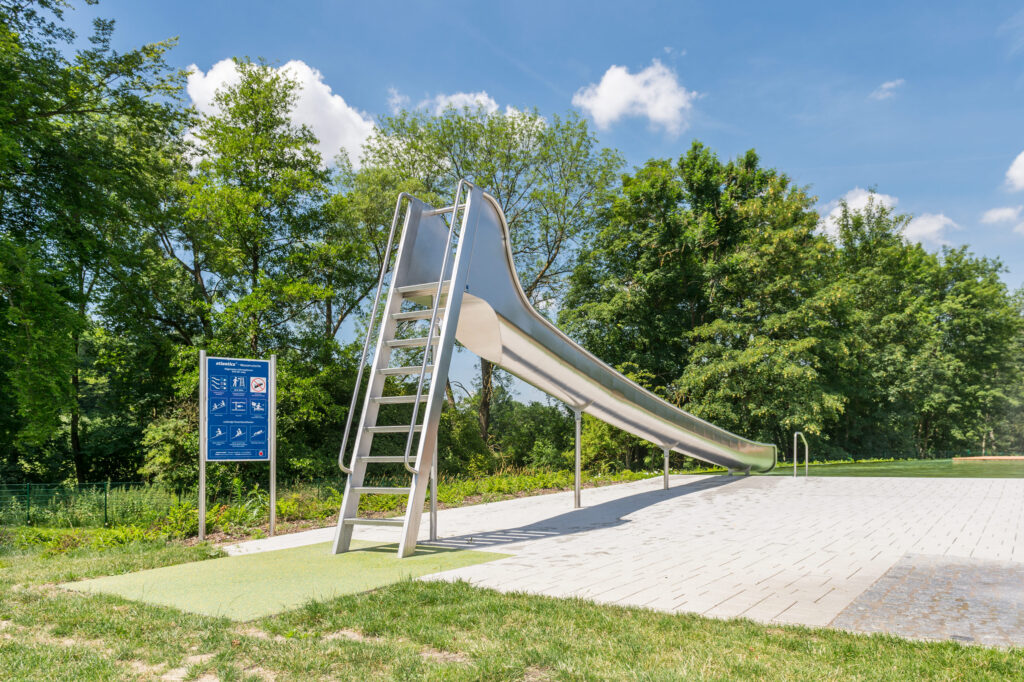 atlantics Edelstahlrutsche im Freibad Flehingen in Oberderdingen, Halbschalenwasserrutsche, Wasserrutsche