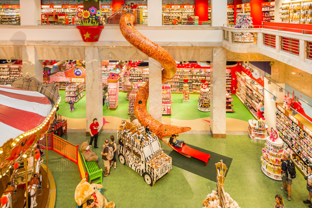 atlantics rutschkana i rostfritt stål i Hamleys-butiken i Prag, ormrutschkana, tunnelrutschkana i köpcentrum