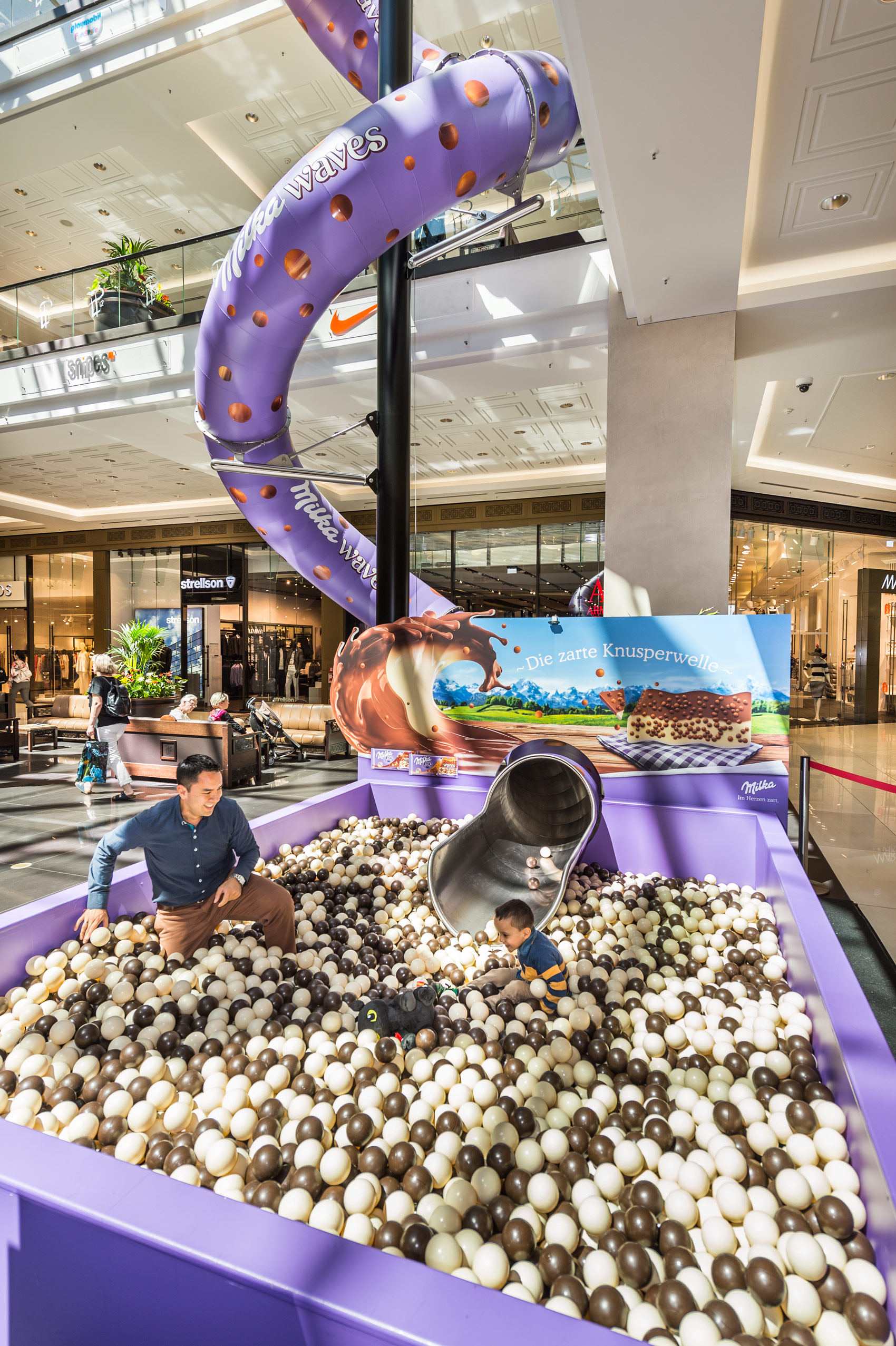 Rutsche aus Edelstahl über zwei Stockwerke in der Mall of Berlin, einem Shopping Center in Berlin