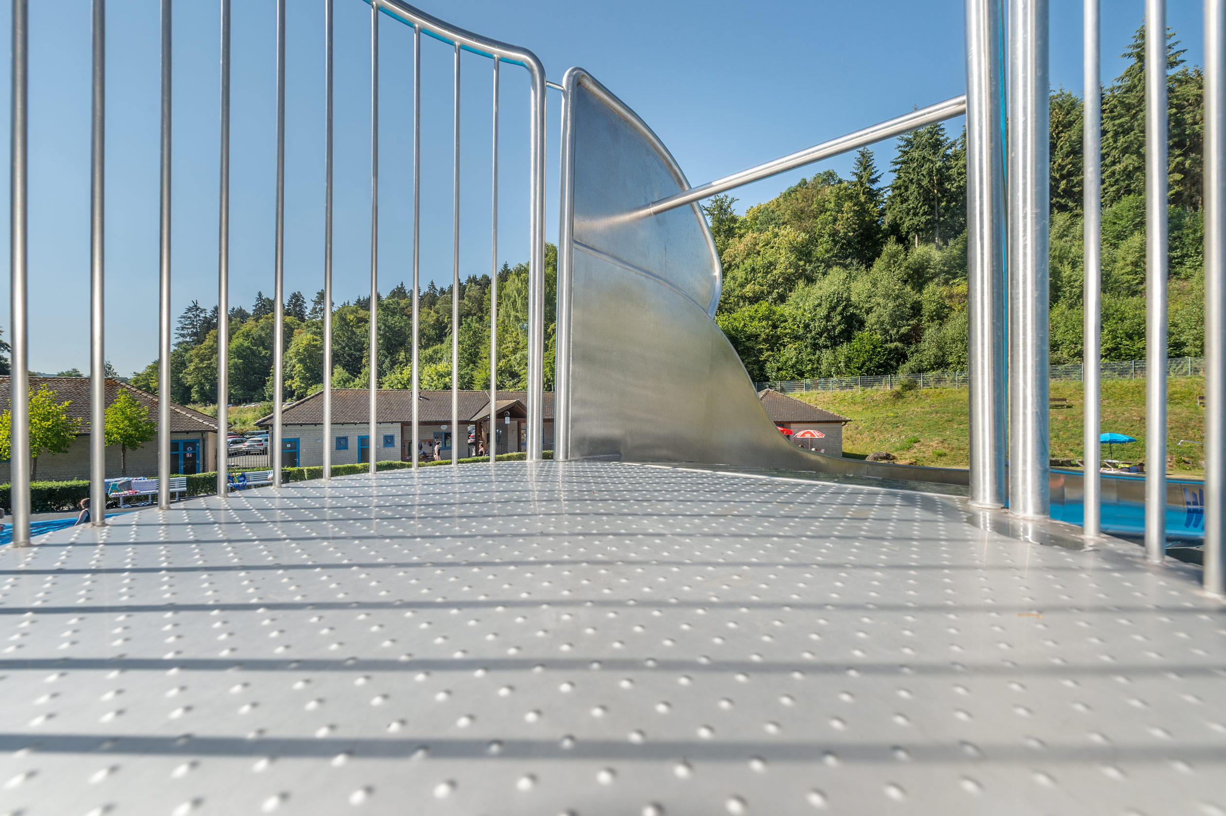 atlantics Edelstahlrutschen im Waldschwimmbad Nastätten in Rheinland-Pfalz, Halbschalenwasserrutsche, Wasserrutsche