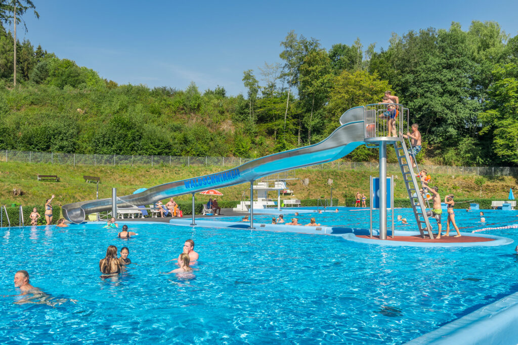 atlantics Edelstahlrutschen im Waldschwimmbad Nastätten in Rheinland-Pfalz, Halbschalenwasserrutsche, Wasserrutsche