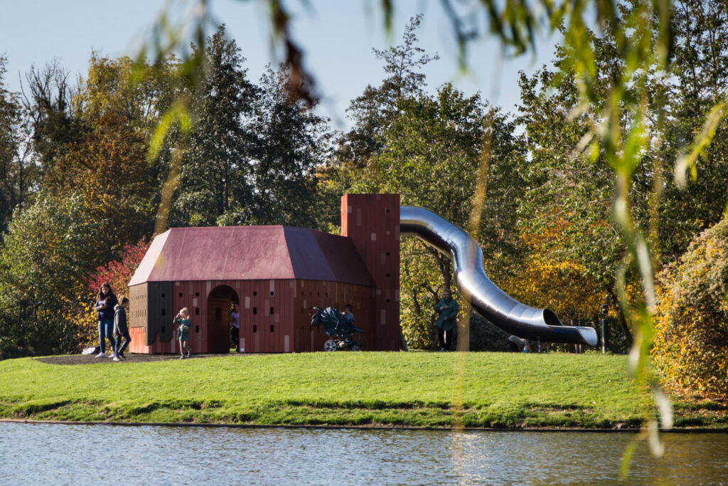 atlantics rostfria rutschkana på lekplatsen Legeparken i Kolding, den visar slottet Koldinghus i miniatyr