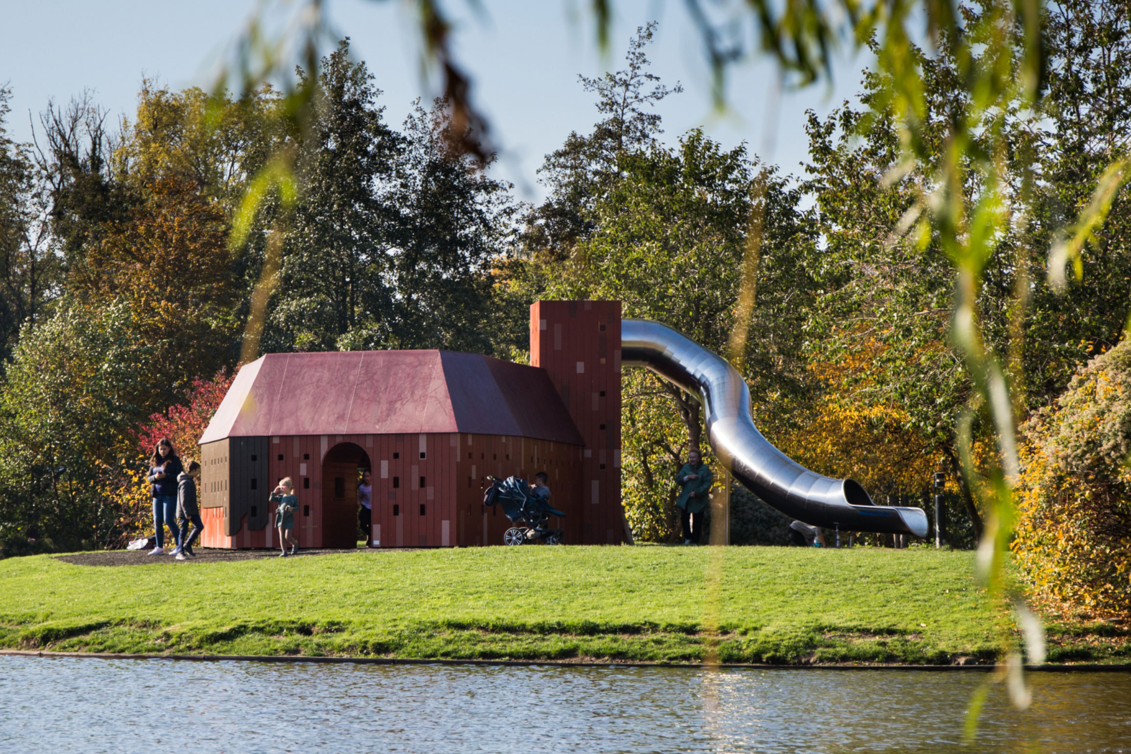 atlantics Edelstahlrutsche auf dem Spielplatz Legeparken in Kolding, es zeigt das Schloss Koldinghus in Miniatur