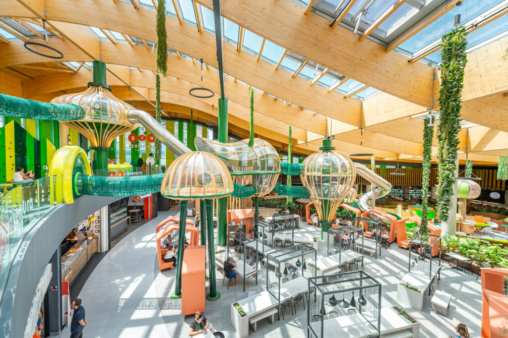 atlantics rostfria rutschkanor i Centro Comercial Gran Casa i Zaragoza, Spanien, torr rutschkana, inomhusrutschkana, köpcentrum