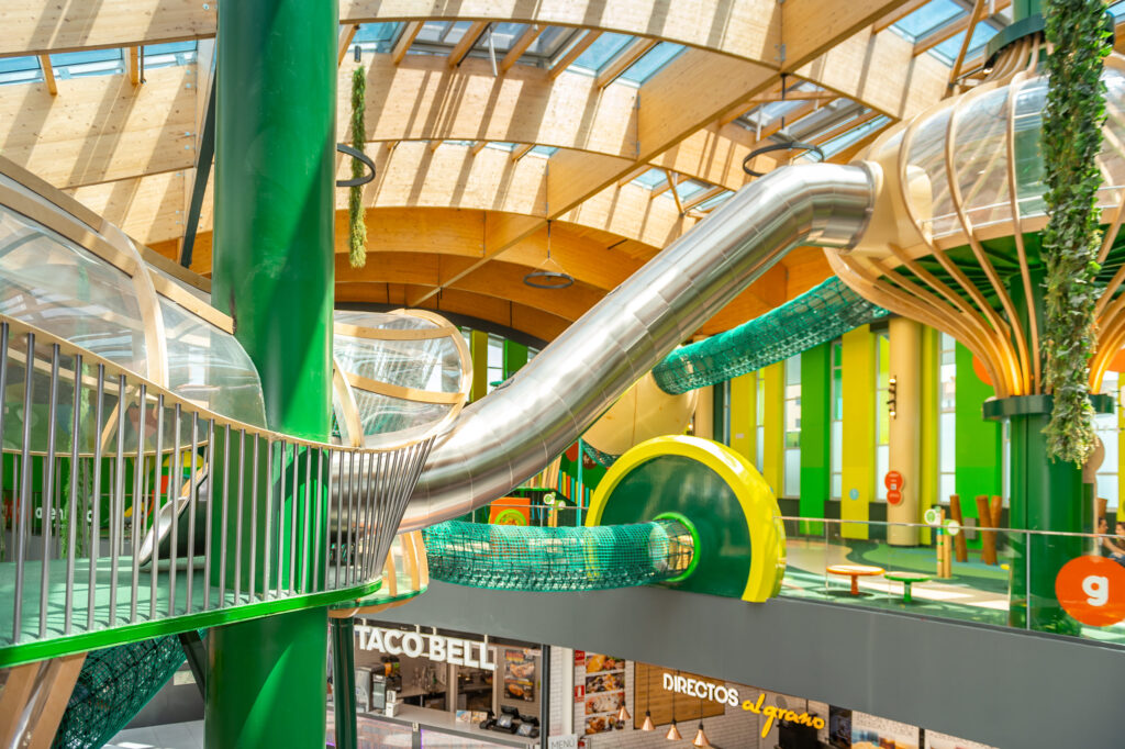 atlantics rostfria rutschkanor i Centro Comercial Gran Casa i Zaragoza, Spanien, torr rutschkana, inomhusrutschkana, köpcentrum