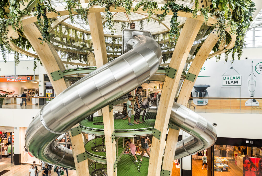Rutschtorn för barn i köpcentret Westfield Donau Zentrum i Wien, Österrike
