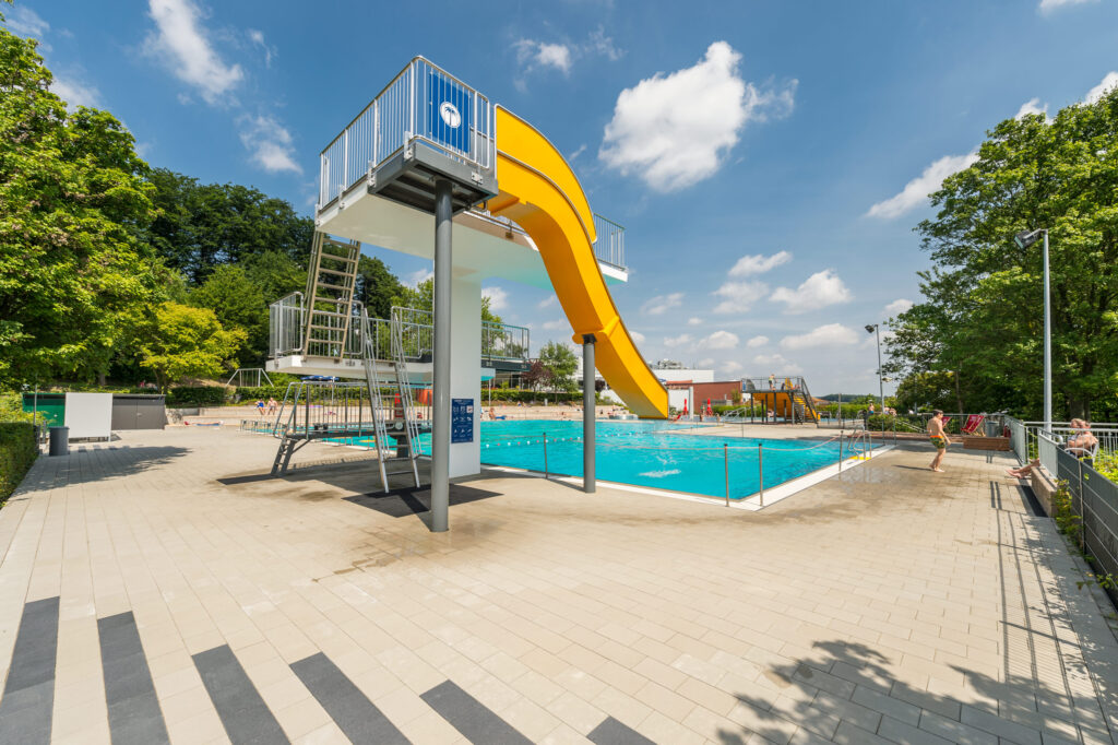 Escorrega em aço inoxidável atlantics no Panoramabad Georgsmarienhütte na área de natação, escorrega aquático, escorrega de voo