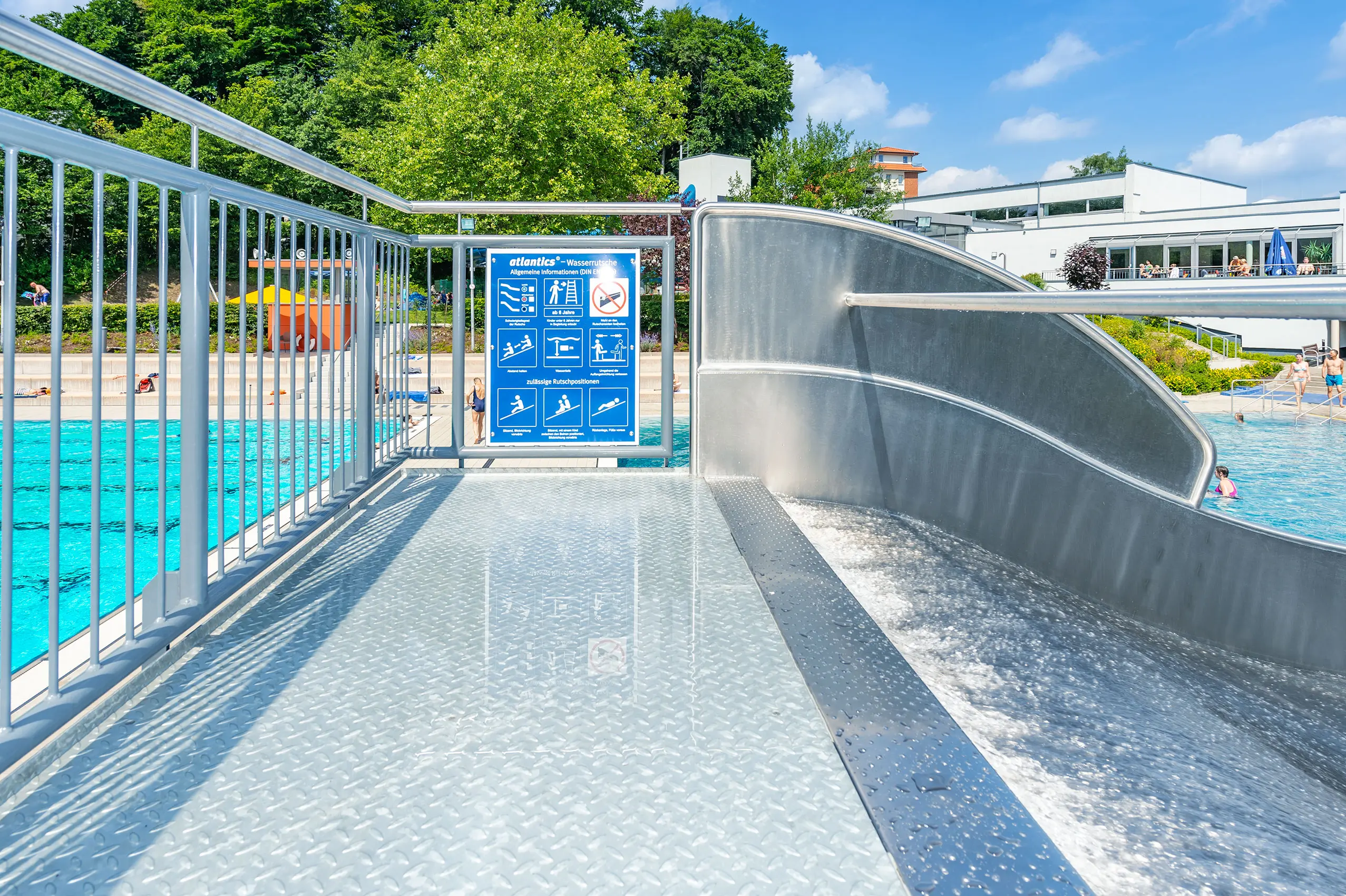 atlantics Edelstahlrutsche im Panoramabad Georgsmarienhütte im Nichtschwimmerbereich, Breitwasserrutsche, Kastenrutsche