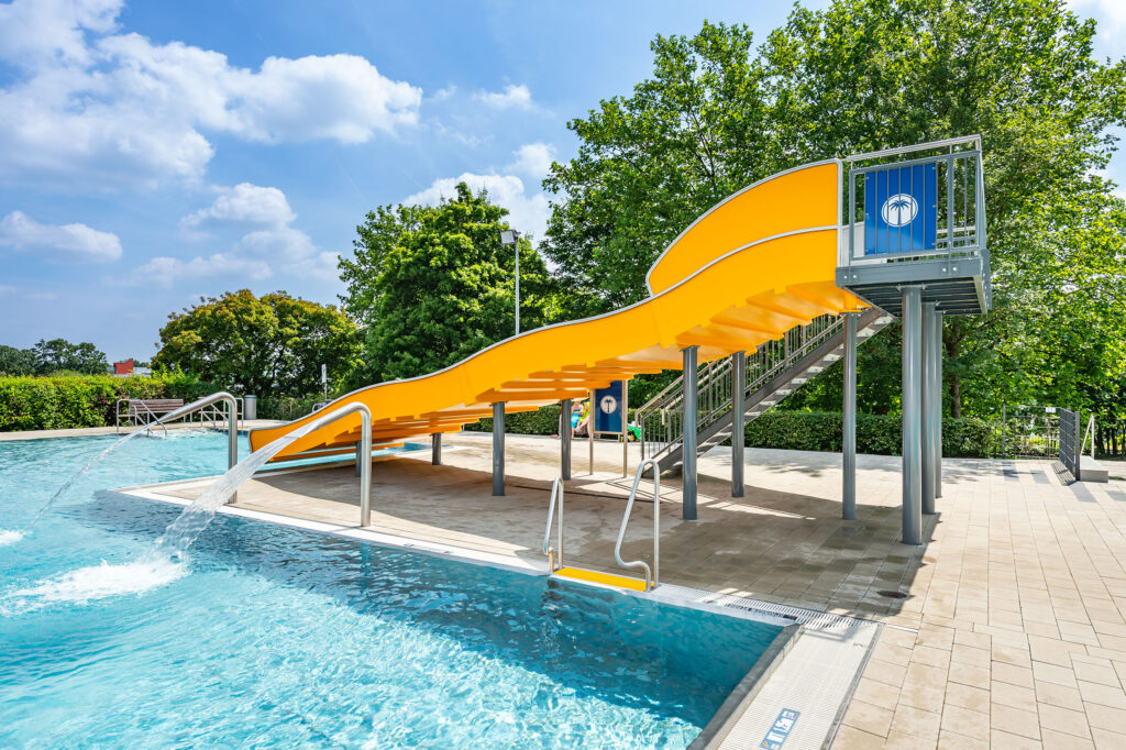 Kastenrutsche de aço inoxidável da atlantics no Panoramabad Georgsmarienhütte na zona de não nadadores, escorrega aquático largo