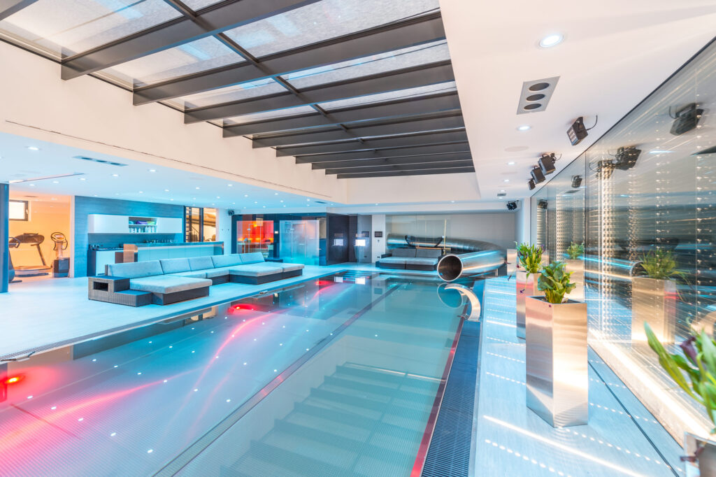 atlantics rustfri stålrutsjebane i en privatvilla i Villach i Østerrike, privatbasseng med tunnelrutsjebane, vannrutsjebane, innendørsrutsjebane