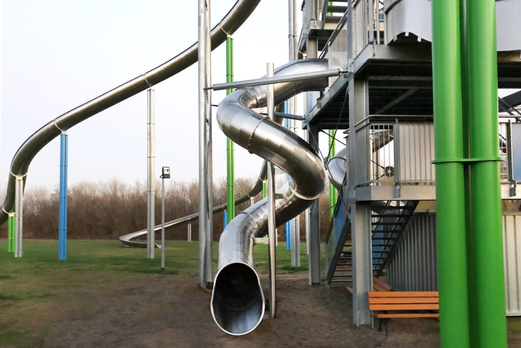 atlantics spiralkonstruerad rutschkana i rostfritt stål vid rutschtornet i Sonnenlandpark Lichtenau, Sachsen