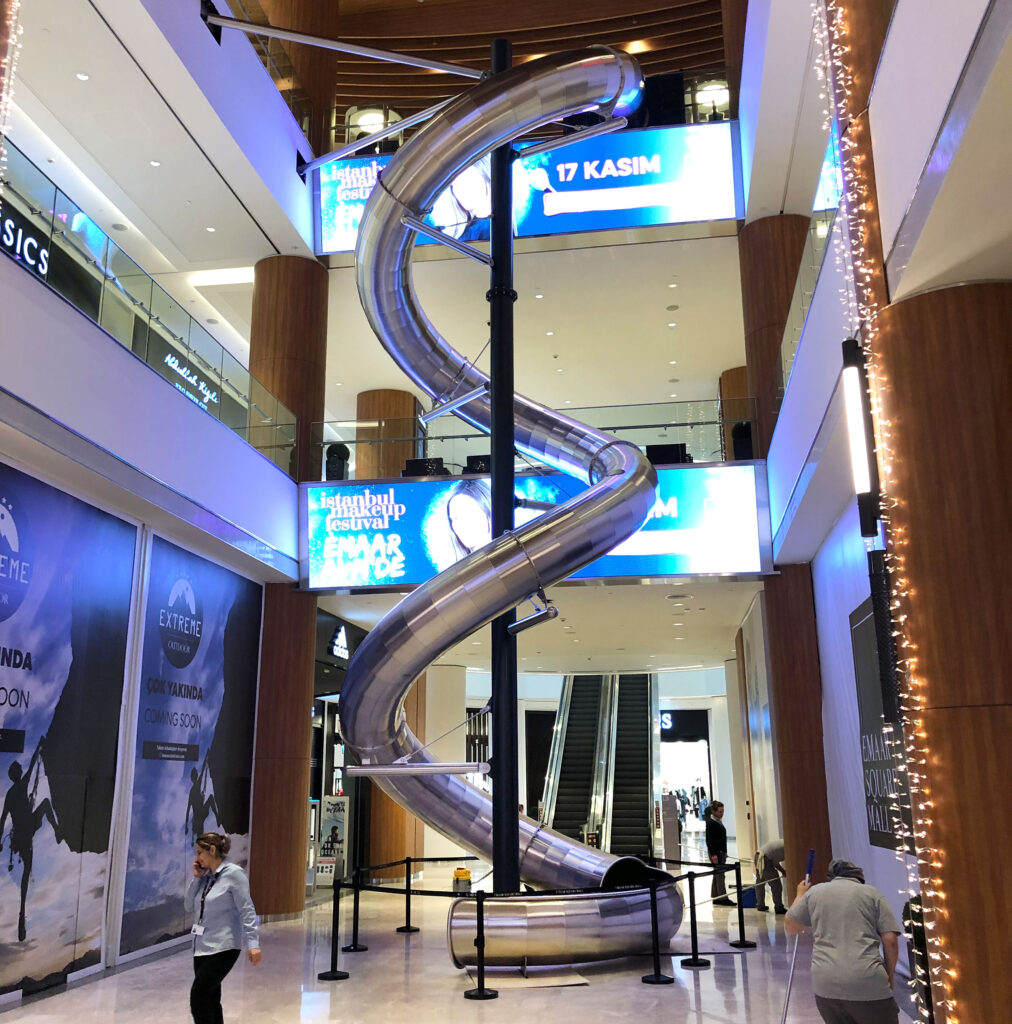 atlantics rostfri inomhusrutschkana i Emaar Square Mall i Istanbul, Turkiet