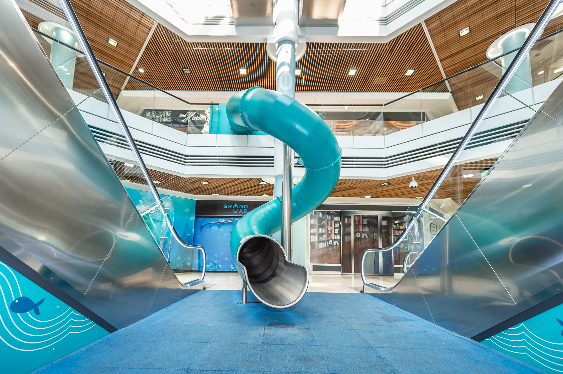 blaue Etagenrutsche im Einkaufszentrum Grand-var in lavalette-du-var in Frankreich