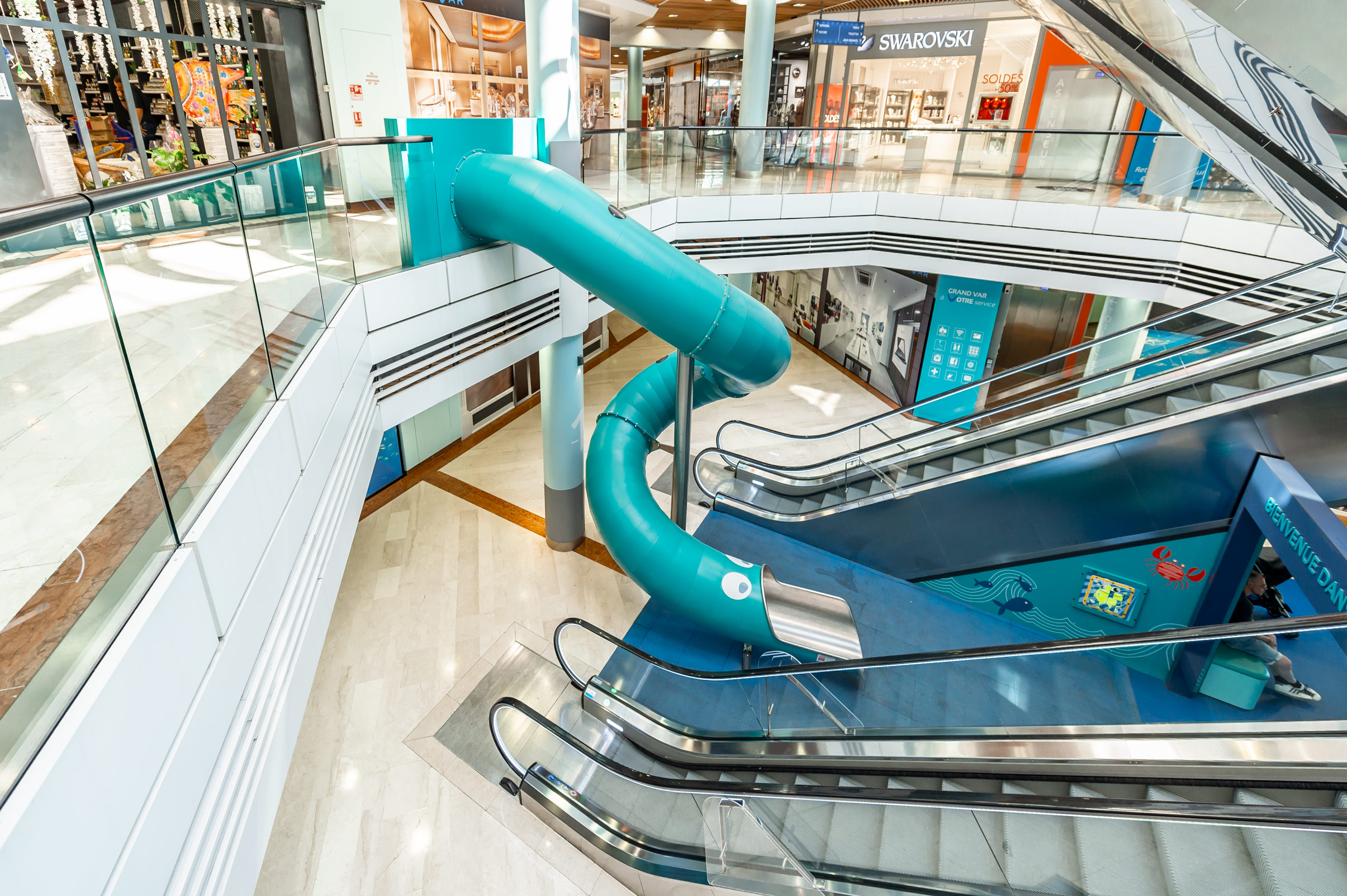 Türkis indoor Edelstahlrutsche in einem Shoppingcenter in Frankreich