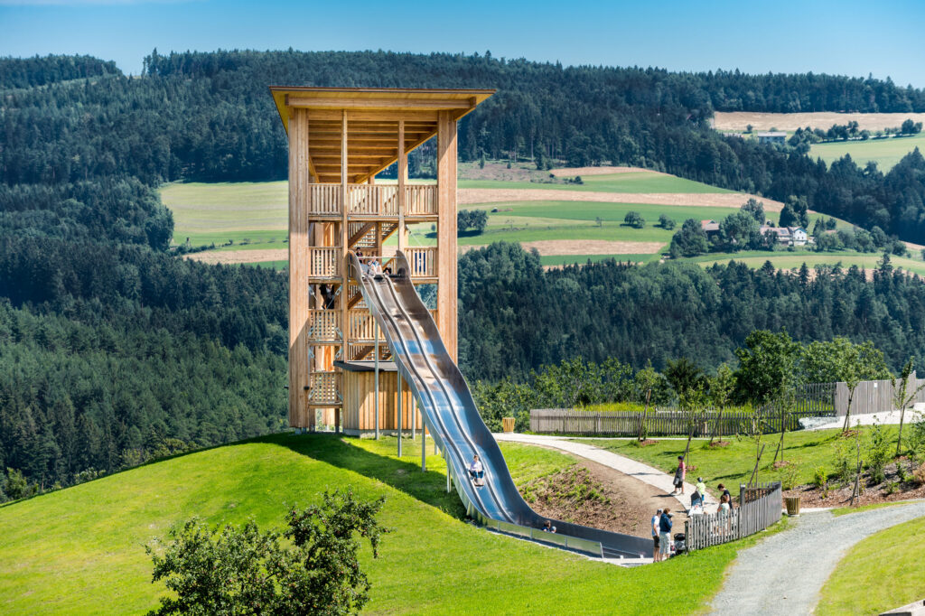 Rutschvergnügen in den Alpen: Mehrbahnrutsche aus Edelstahl im Eis-Greissler Erlebnispark in Krumbach