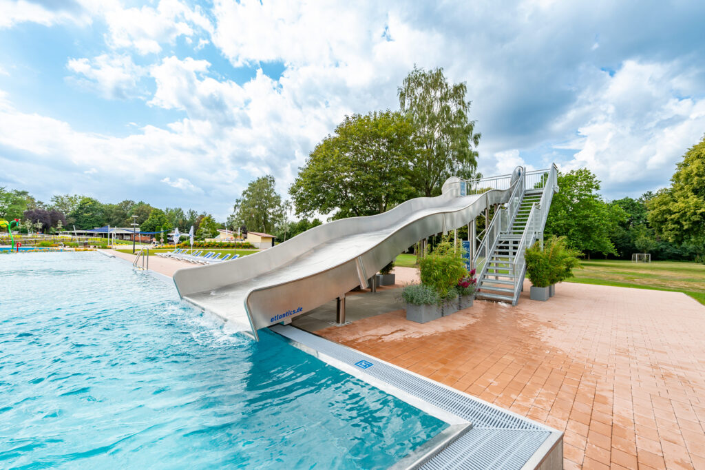 escorrega de aço inoxidável atlantics no Achimer Freibad em Achim, escorrega aquático largo, Kastenrutsche, escorrega ondulado