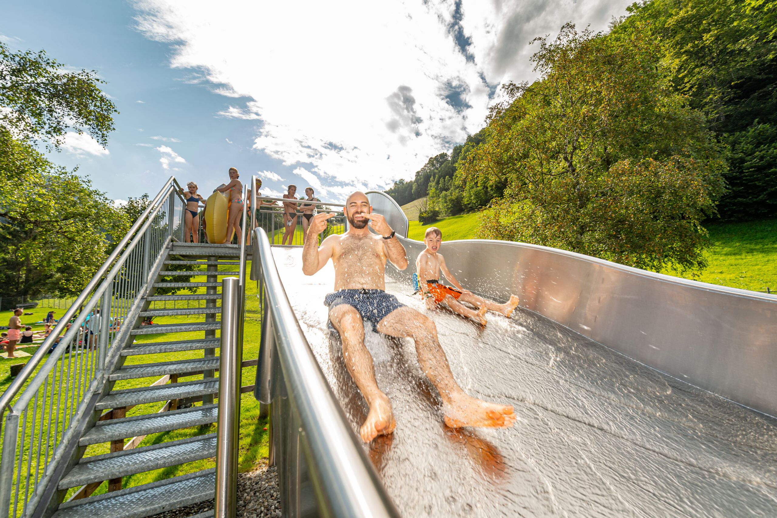 atlantics Edelstahlrutsche im Freibad in Mellau in Österreich, Breitwasserrutsche, Kastenrutsche