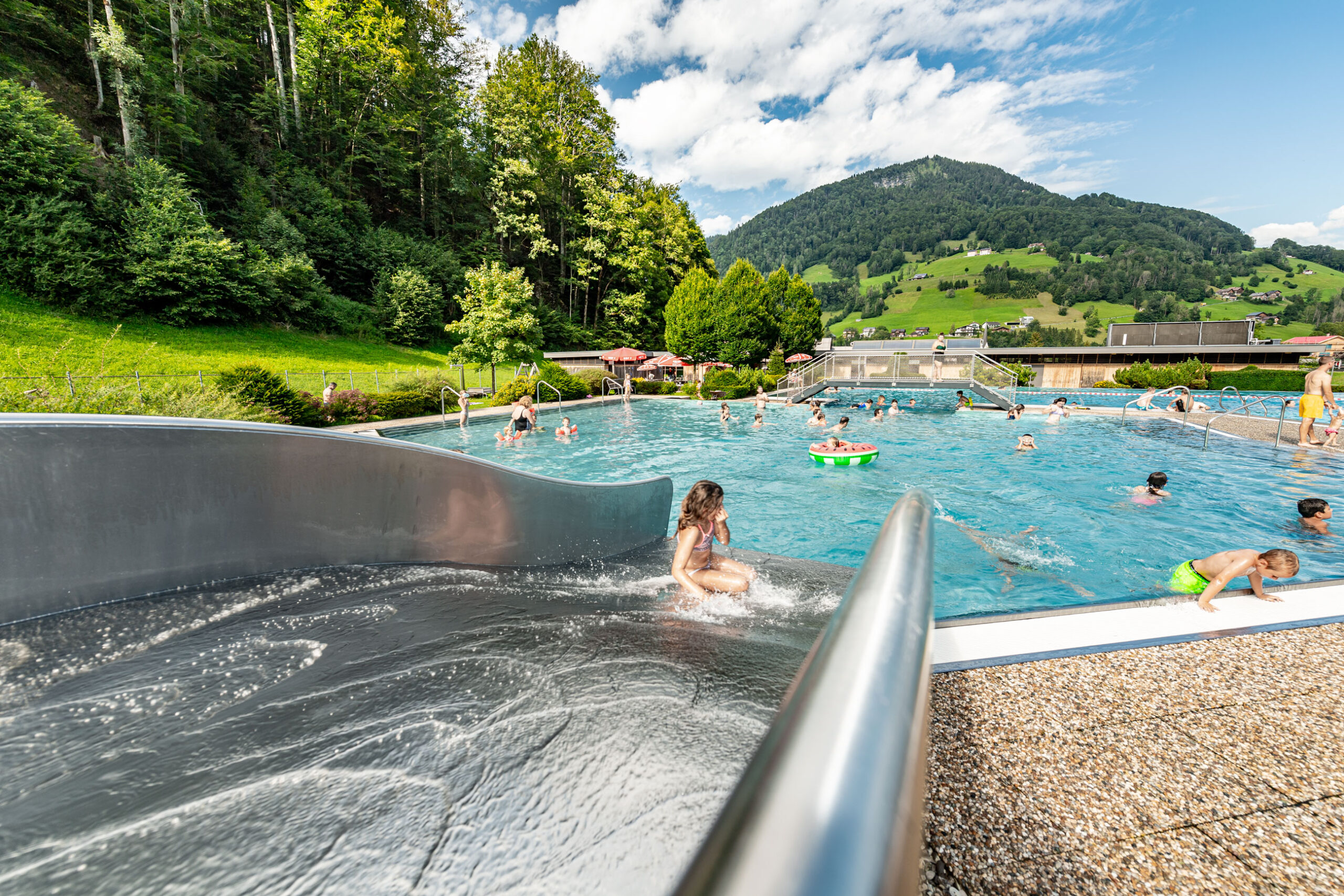 atlantics Edelstahlrutsche im Freibad in Mellau in Österreich, Breitwasserrutsche, Kastenrutsche