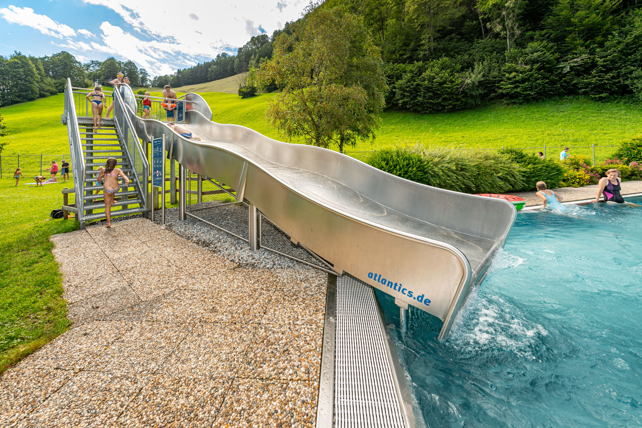 atlantics Edelstahlrutsche im Freibad in Mellau in Österreich, Breitwasserrutsche, Kastenrutsche