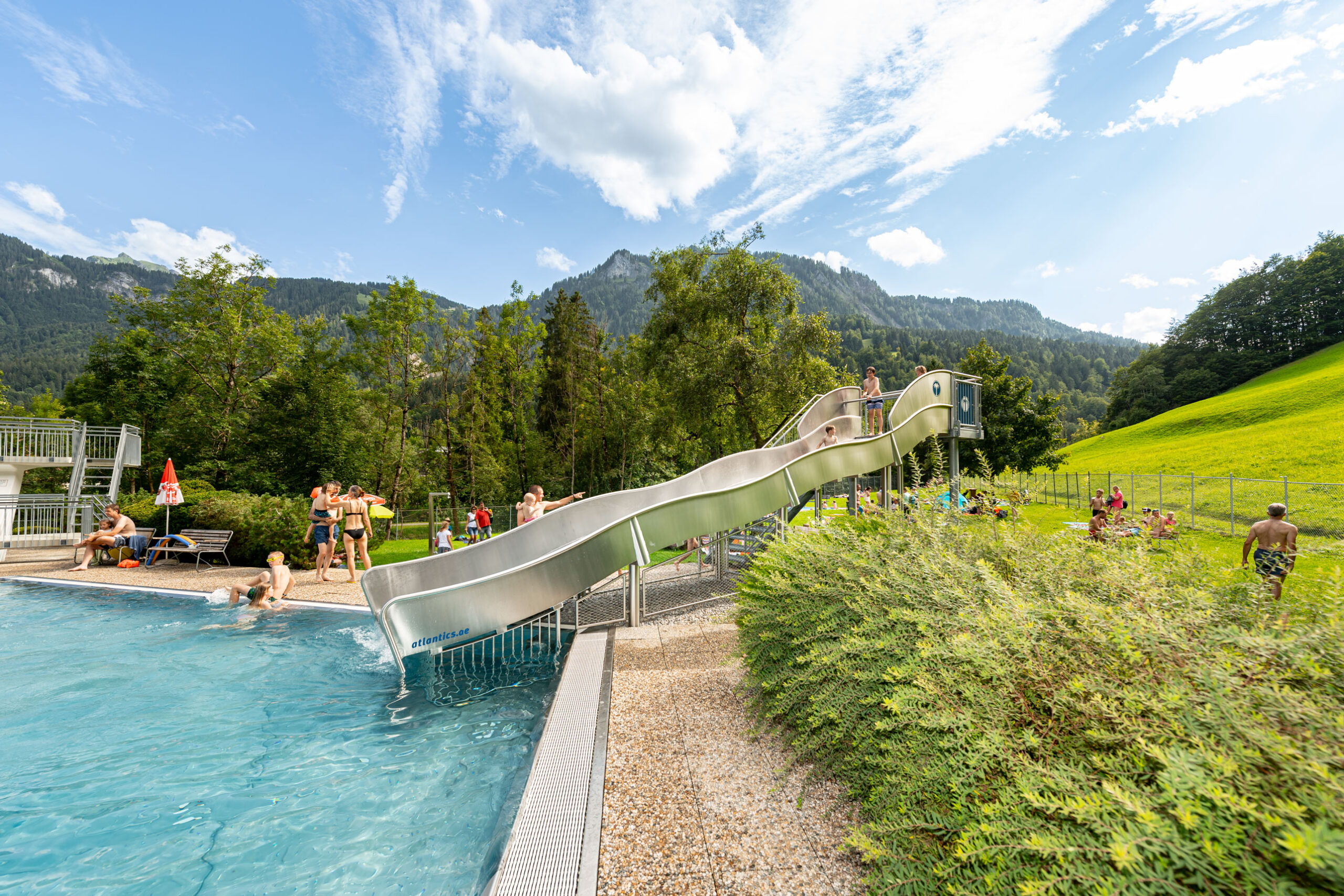 atlantics Edelstahlrutsche im Freibad in Mellau in Österreich, Breitwasserrutsche, Kastenrutsche