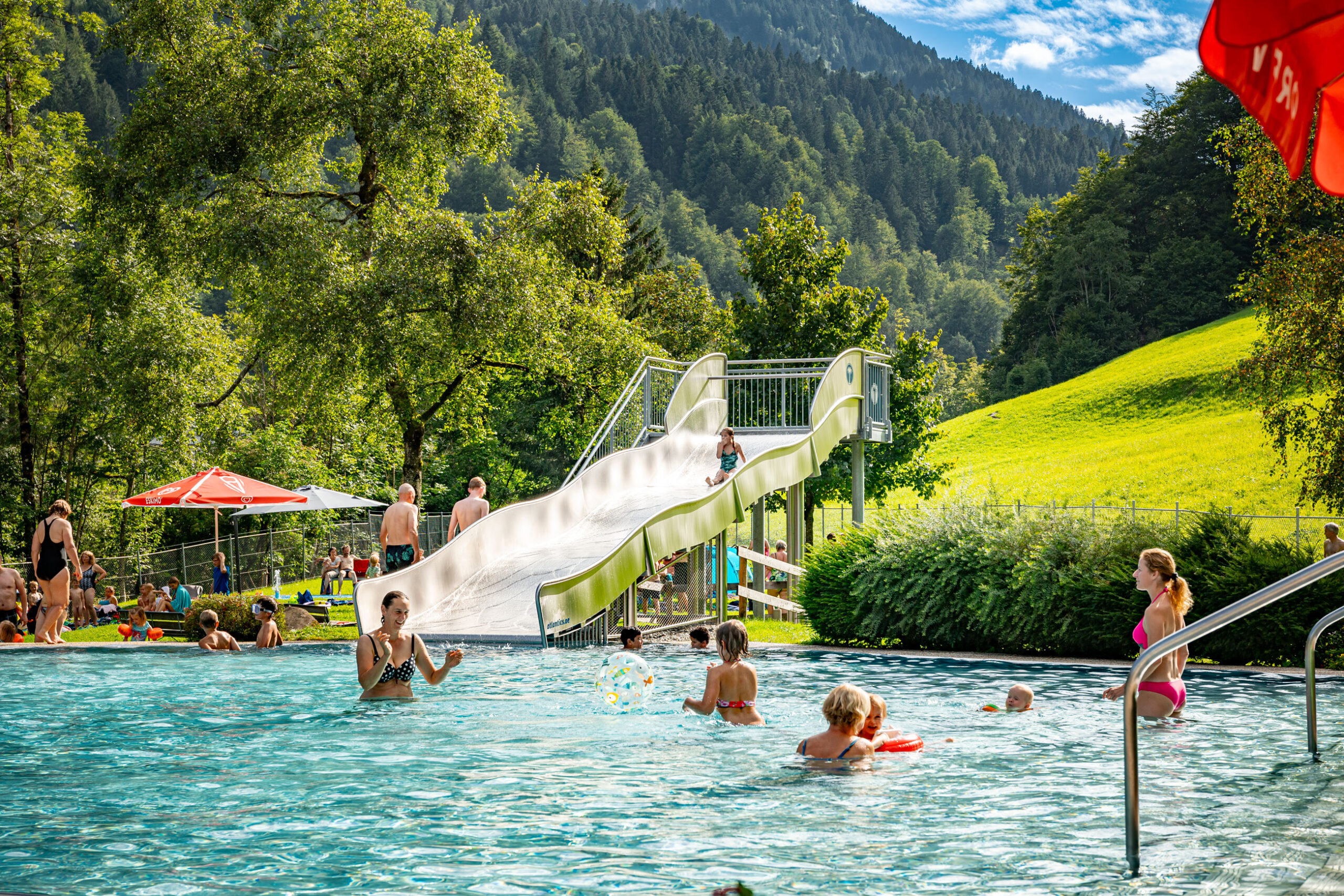 atlantics Edelstahlrutsche im Freibad in Mellau in Österreich, Breitwasserrutsche, Kastenrutsche