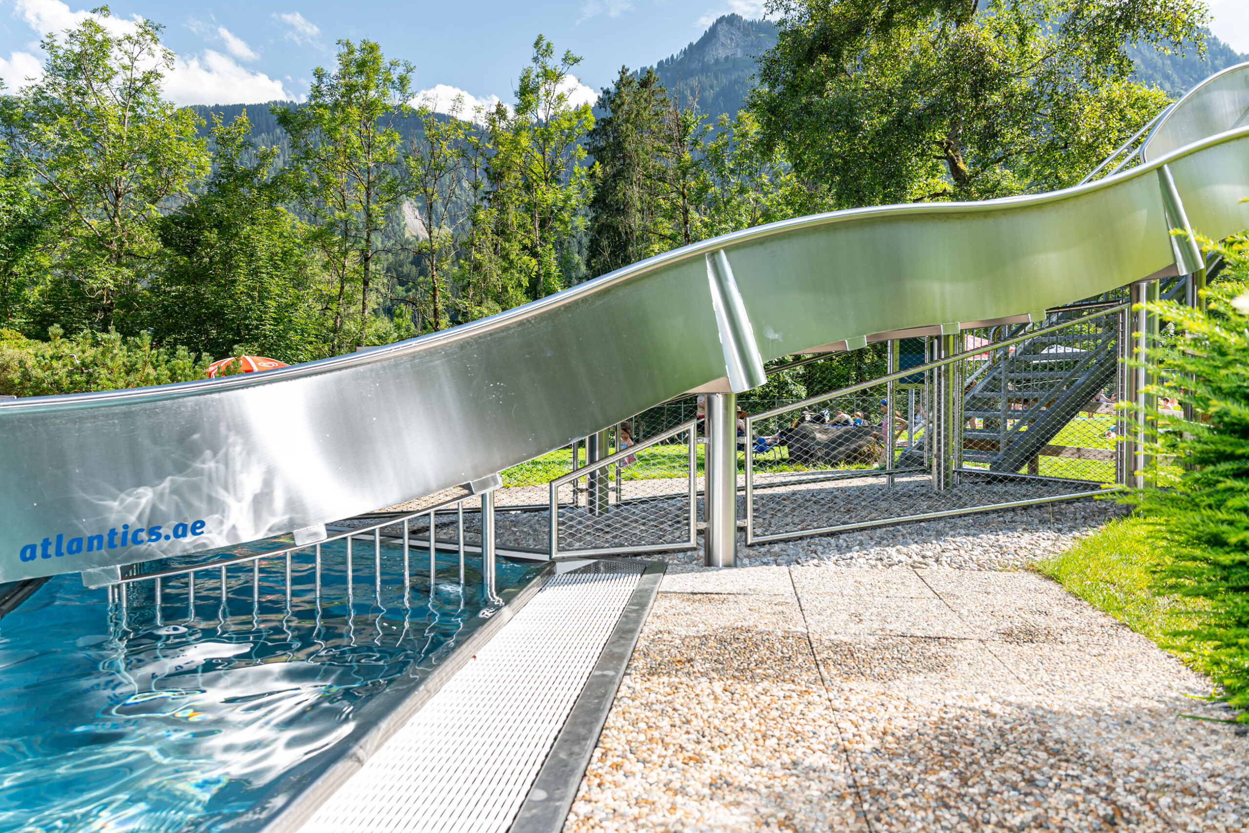 atlantics Edelstahlrutsche im Freibad in Mellau in Österreich, Breitwasserrutsche, Kastenrutsche