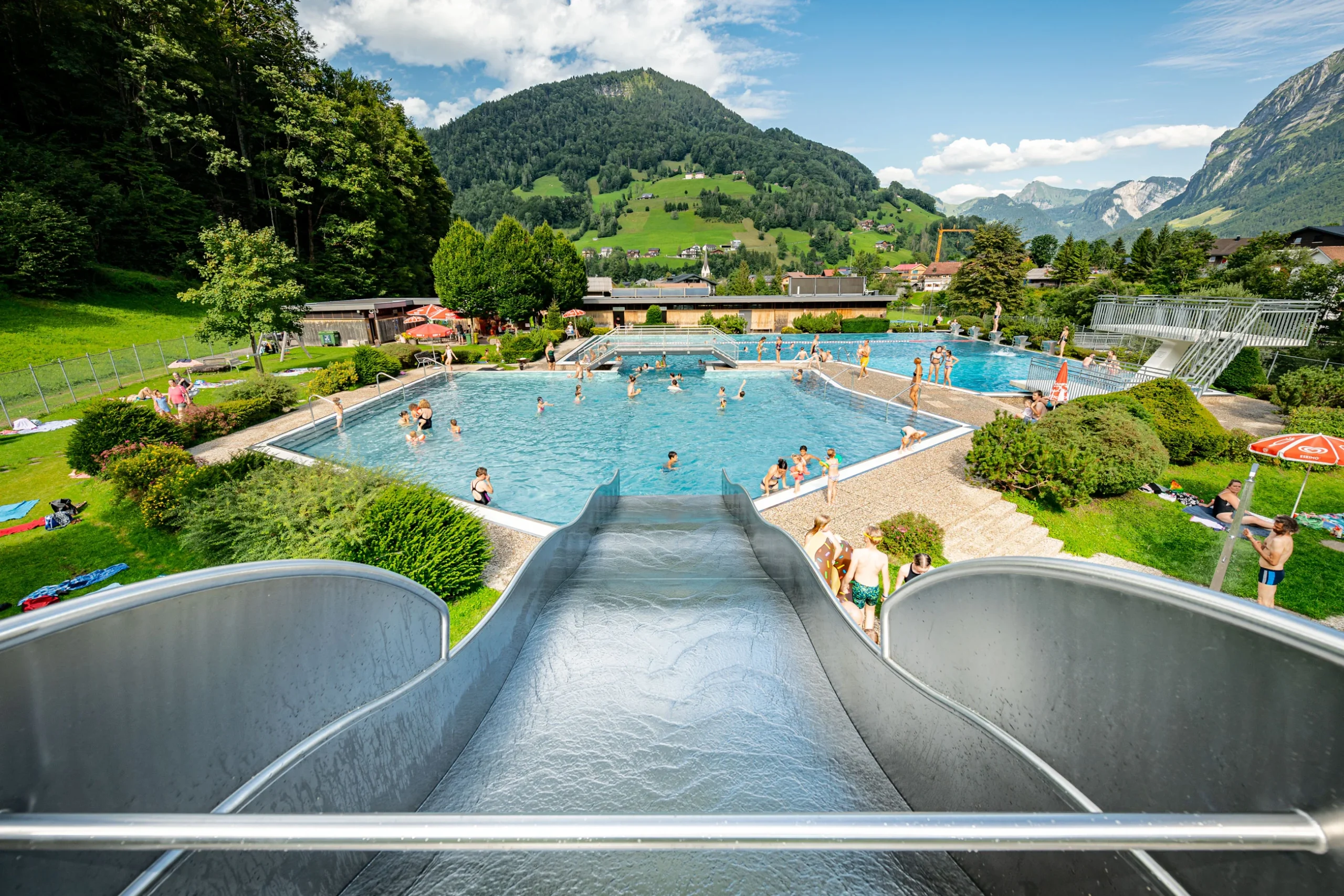 atlantics Edelstahlrutsche im Freibad Mellau in Österreich, Breitwasserrutsche, Wellenrutsche, Wasserrutsche, Kastenrutsche